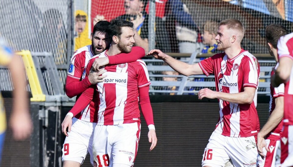 AaB var bedst i kampen om tredjepladsen i Superligaen. AaB var bedst i kampen om tredjepladsen i Superligaen.