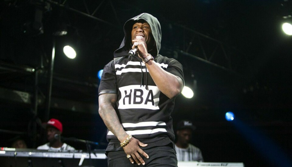 Den amerikanske rapper 50 Cent er blandt de i alt 34 solister og bands, man kan opleve til Fredagsrock i år. På billedet spiller han på Skanderborg Festival i 2014.