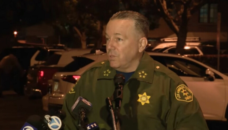 Den lokale sherif, Alex Villanueva, Los Angeles County Sheriff’s Department, fortæller her om helikopterstyrtet til medierne.