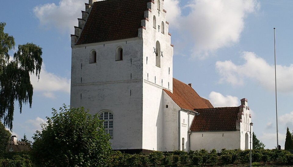 Michael Lundehave fik nyheden om, at Sdr. Broby Kirke har været udsat for hærværk, tirsdag morgen - midt i sin ferie.