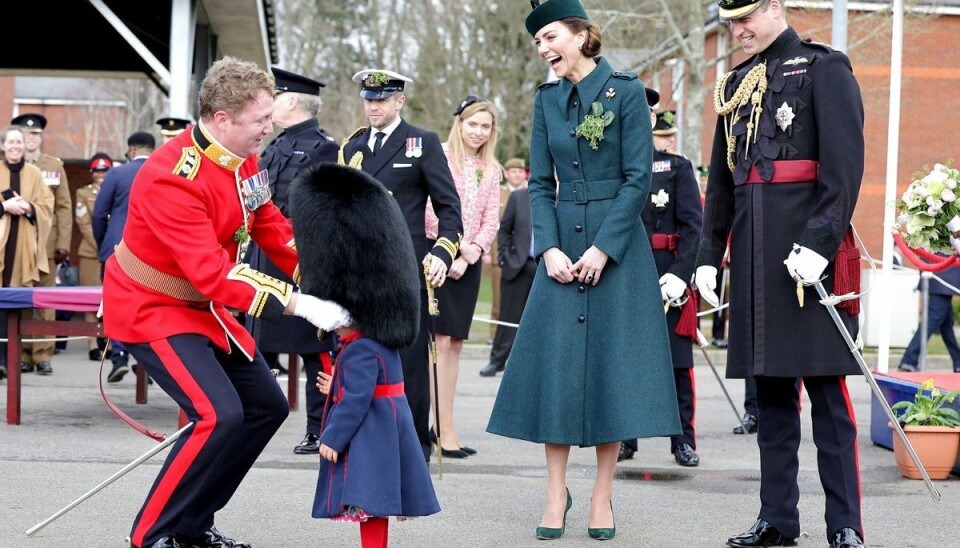 Smilene var til at få øje på hos det royale par, da oberstløjtnant Rob Money satte sin bjørneskinshue på 'kroppen' af sin 20 måneder gamle datter Gaia. Smilene var til at få øje på hos det royale par, da oberstløjtnant Rob Money satte sin bjørneskinshue på 'kroppen' af sin 20 måneder gamle datter Gaia.