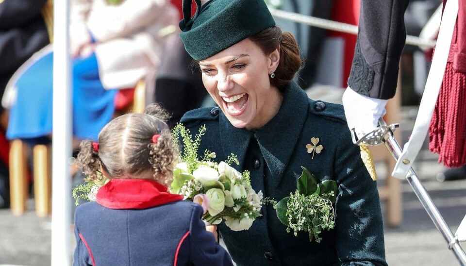 Hertuginde Kate får blomster af lille Gaia, som i den grad stjal showet denne dag. Hertuginde Kate får blomster af lille Gaia, som i den grad stjal showet denne dag.