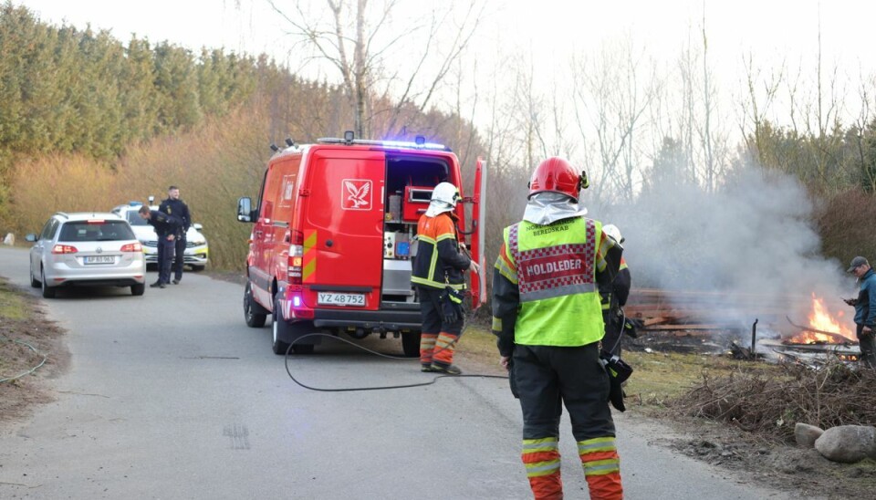 Der var ikke meget campingvogn tilbage, da brandvæsenet slukkede flammerne. Der var ikke meget campingvogn tilbage, da brandvæsenet slukkede flammerne.