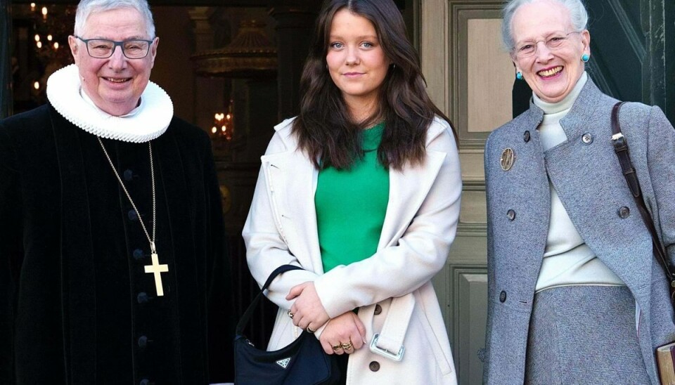 Dronningen og prinsesse Isabella ses her sammen med hjælpepræst Erik Norman Svendsen ved søndagens gudstjeneste i Garnisionskirken. Dronningen og prinsesse Isabella ses her sammen med hjælpepræst Erik Norman Svendsen ved søndagens gudstjeneste i Garnisionskirken.