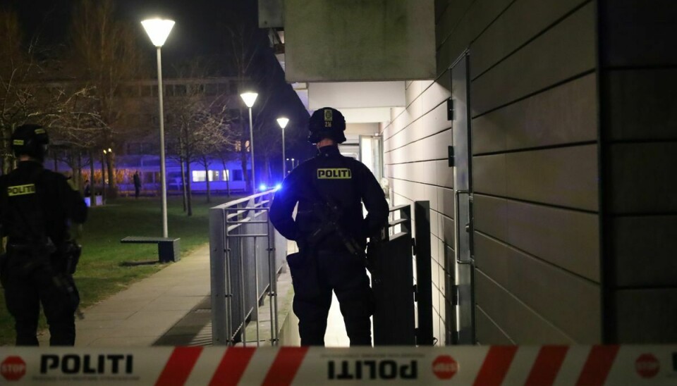 Politiet var kampklædt til stede i Brøndby mandag aften.