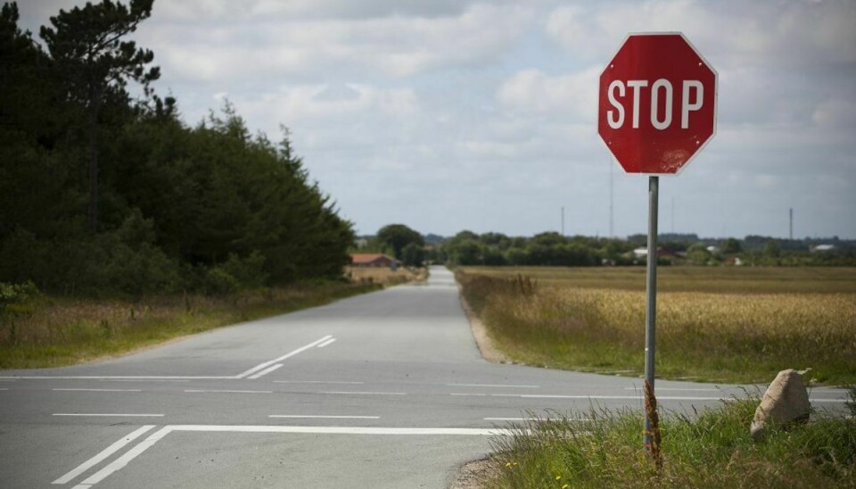 Skiltet her betyder fuldt stop. Det betyder, at du foruden ubetinget vigepligt også kræves at stoppe kørslen, ellers koster det en bøde og et klip. KLIK VIDERE OG SE, HVAD DER ELLERS KOSTER KLIP