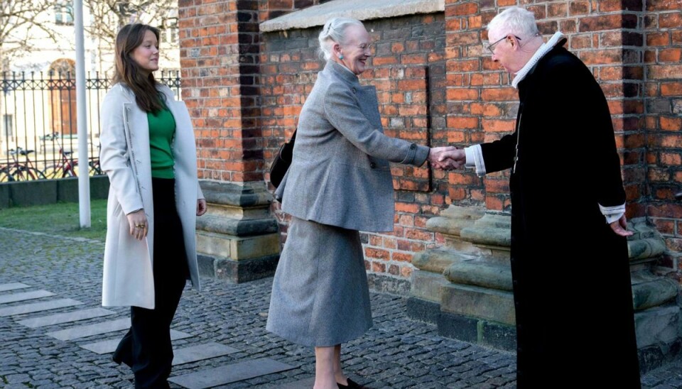 Dronningen og prinsesse Isabella ankommer til gudstjenesten i Garnisionskirken. Dronningen og prinsesse Isabella ankommer til gudstjenesten i Garnisionskirken.