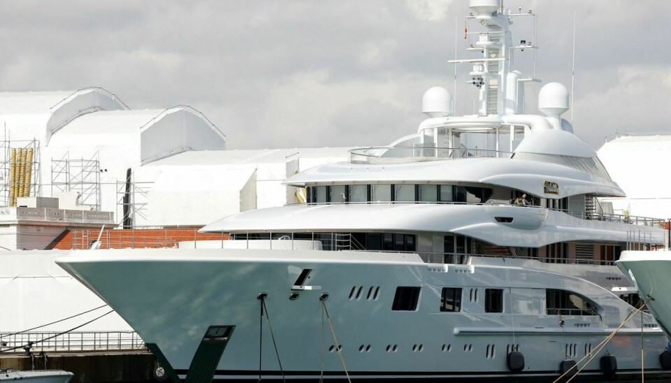 Det er denne yacht, som de spanske myndigheder har beslaglagt. Båden menes at tilhøre den russiske oligark Sergej Tjemesov. Den ses her i havnen i Barcelona 9. marts.