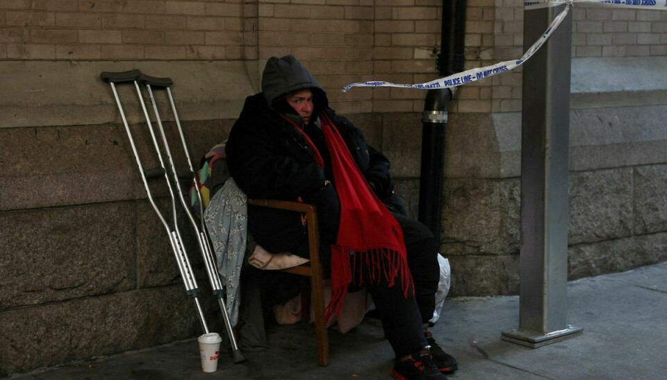 En kvindelig hjemløs på gaden i New York.