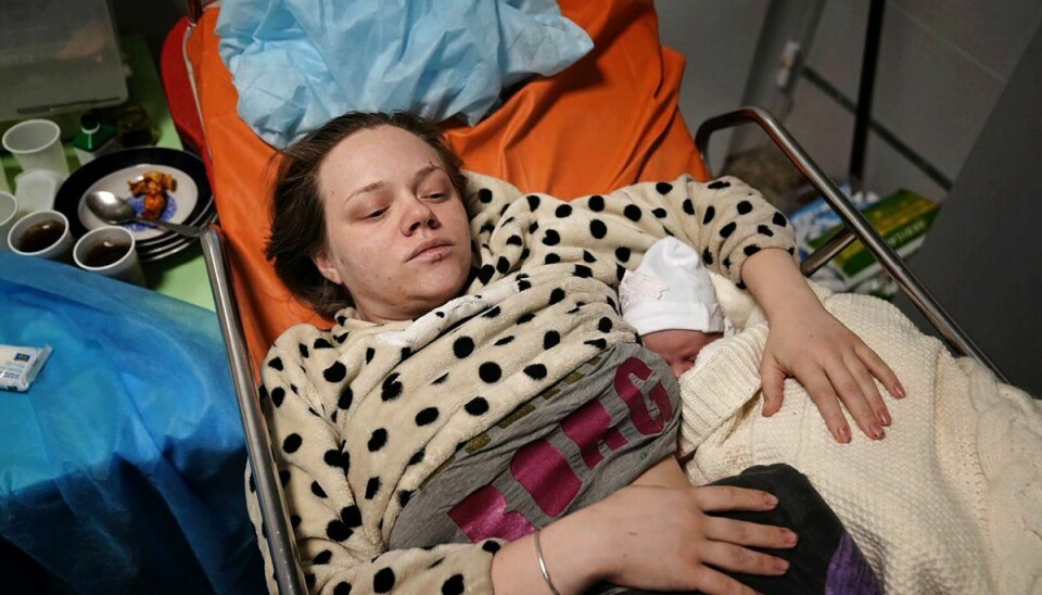 Mariana Vishegirskaya fødte torsdag aften en datter. Her ses hun i en hospitalsseng i Mariupol fredag.
