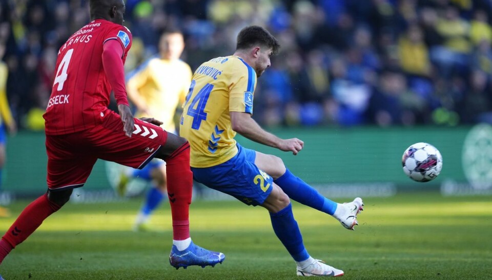 Marko Divkovic bragte Brøndby i front mod AGF, men det rakte ikke til den tiende ligasejr på stribe. Marko Divkovic bragte Brøndby i front mod AGF, men det rakte ikke til den tiende ligasejr på stribe.