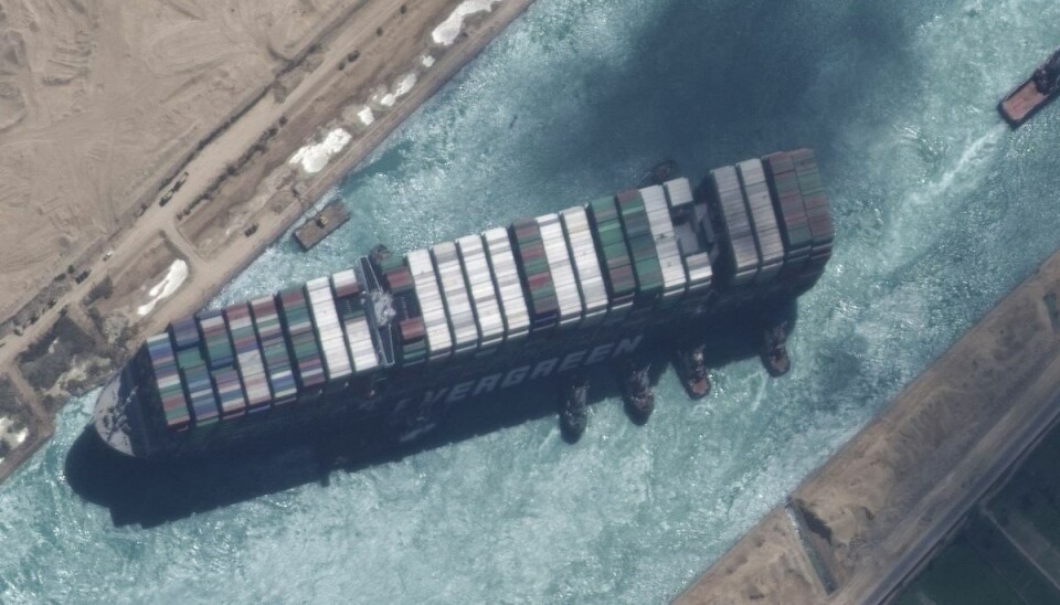 Evergreens skib 'Ever Given' stødte sidste år på grund i Suez-kanalen. Nu er endnu et af rederiets skibe stødt på grund. Billedet er fra sidste års grundstødning i Suez-kanalen. (Arkivfoto). Evergreens skib 'Ever Given' stødte sidste år på grund i Suez-kanalen. Nu er endnu et af rederiets skibe stødt på grund. Billedet er fra sidste års grundstødning i Suez-kanalen. (Arkivfoto).