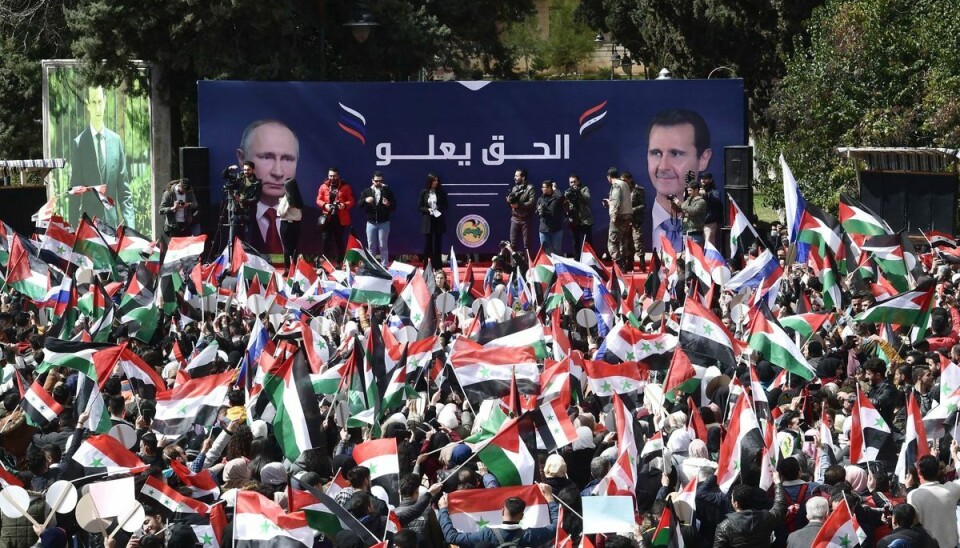 Putin: 16.000 soldater kan hjælpe os Syriske studenter vajer med syriske, russiske og palæstinensiske flag under en plakat med portrætter af den syriske præsident Bashar al-Assad og den russiske præsident Vladimir Putin, efter den russiske invasion af Ukraine.