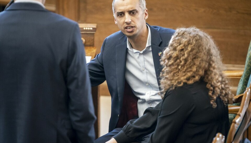 Rosa Lund (EL) og udlændinge- og integrationsminister Mattias Tesfaye (S) under møde i Folketingssalen på Christiansborg, da særlov for ukrainere blev debatteret. Rosa Lund (EL) og udlændinge- og integrationsminister Mattias Tesfaye (S) under møde i Folketingssalen på Christiansborg, da særlov for ukrainere blev debatteret.
