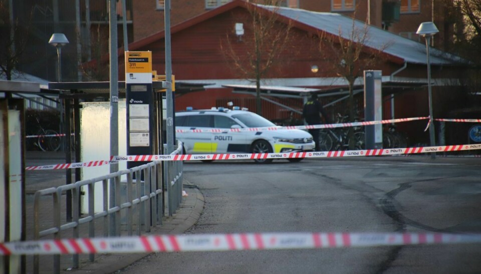 Nordsjællands Politi afspærrede et stort område ved Frederikssund Station lørdag morgen i forbindelse med voldsepisoden.
