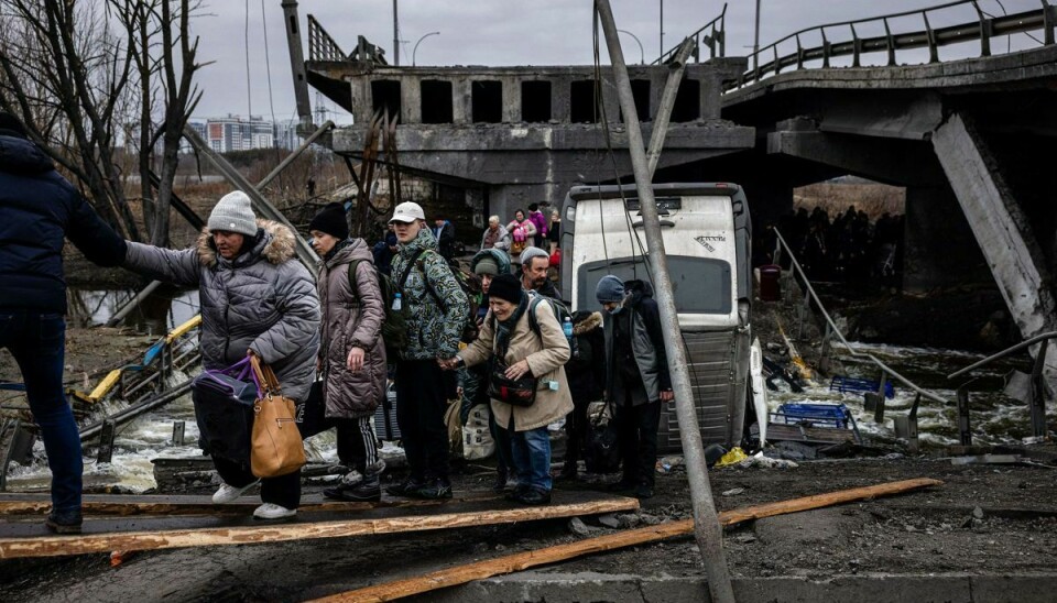 Civile flygter fra kampe i byen Irpin nær Kyiv. I havnebyen Mariupol er forsøg på at evakuere civile to gange slået fejl.