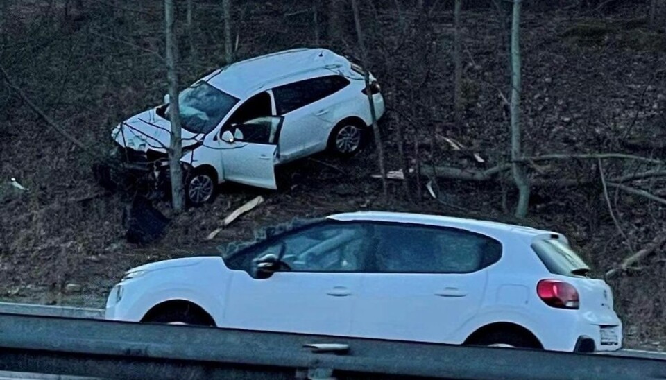 Bilen endte langt ude i rabatten Bilen endte langt ude i rabatten