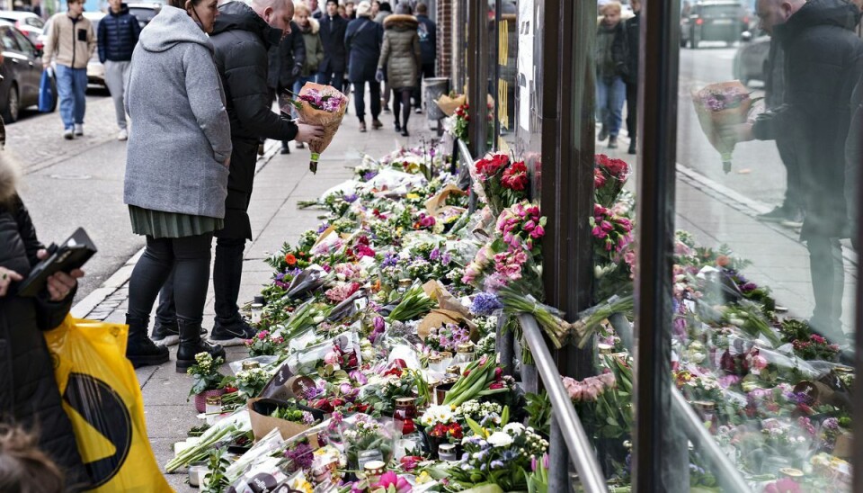 Blomster og lys til ære på stedet, hvor Mia forsvandt