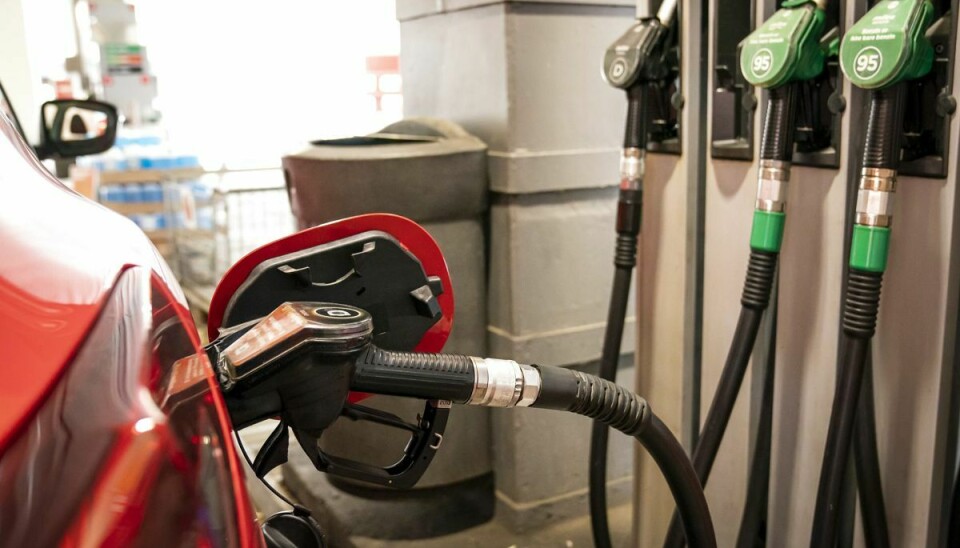 Stigende oliepriser er med til at gøre det dyrere for den danske forbruger at tanke bilen. (Arkivfoto).