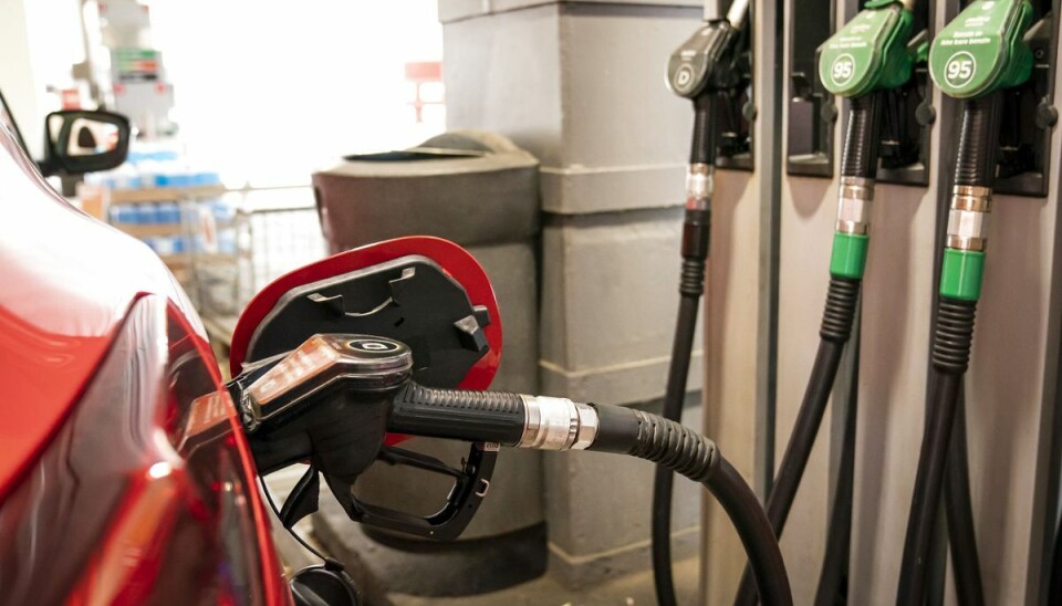 Stigende oliepriser er med til at gøre det dyrere for den danske forbruger at tanke bilen. (Arkivfoto). Stigende oliepriser er med til at gøre det dyrere for den danske forbruger at tanke bilen. (Arkivfoto).
