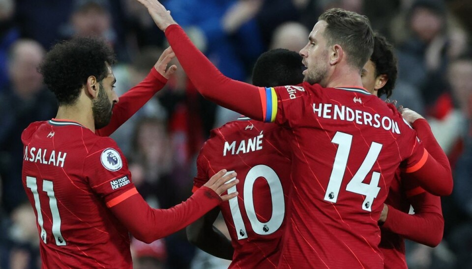 Premier Leagues anførere optrådte i den forgangne weekend med armbind i de ukrainske farver, blå og gul. Her er det Liverpools Jordan Henderson. Premier Leagues anførere optrådte i den forgangne weekend med armbind i de ukrainske farver, blå og gul. Her er det Liverpools Jordan Henderson.