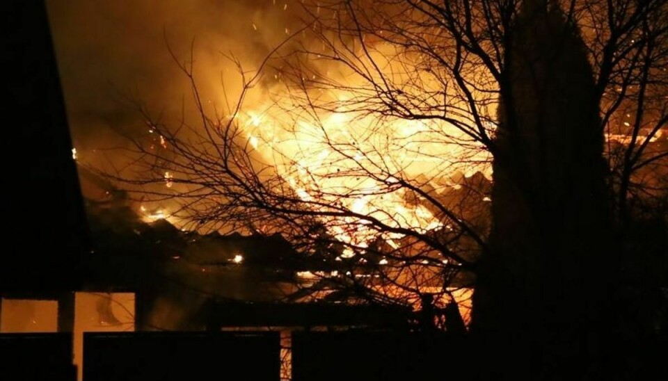 Efter branden har den sigtede beboer ikke fået lov til at vende hjem til bostedet.