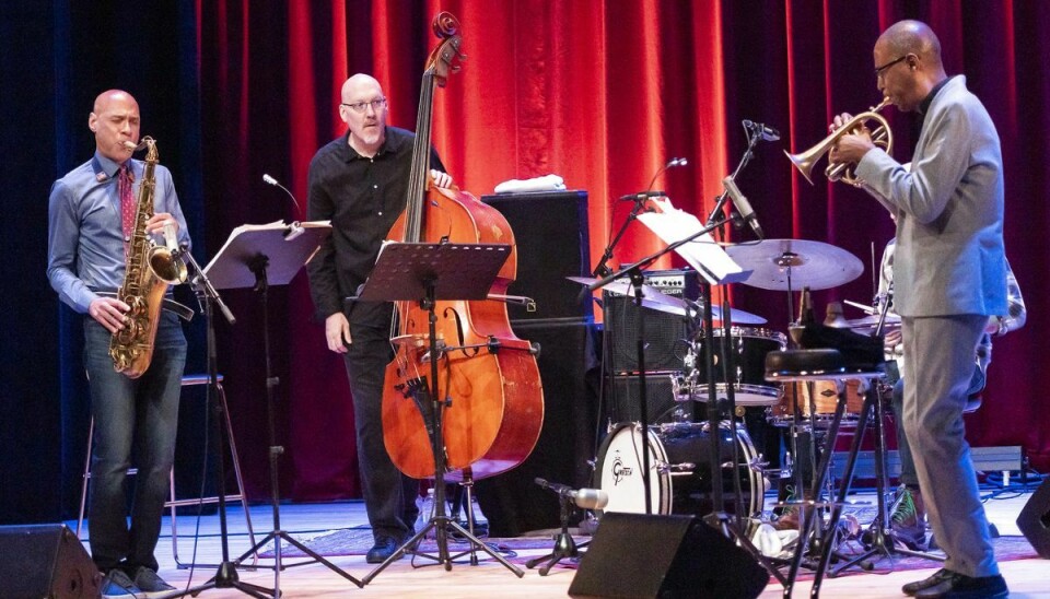 Copenhagen Jazz Festival 2019. Ron Miles, til højre i billedet, ses her på scenen i Betty Nansen Teatret sammen med Joshua Redman, sxofon, Scott Colley (bas) og Dave King (trommer).