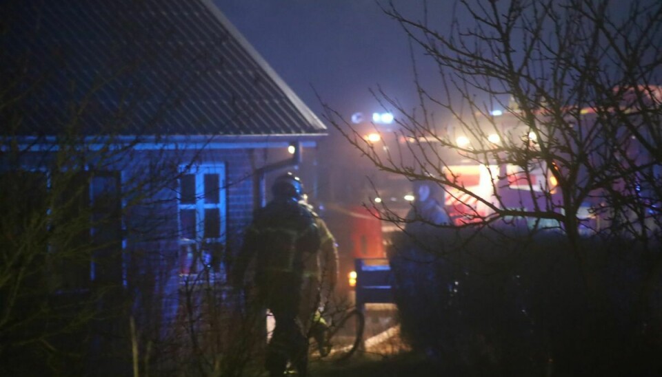 Det var i dette hus vest for Horsens, der onsdag aften blev fundet en død person i et hus, hvor der var ild i.
