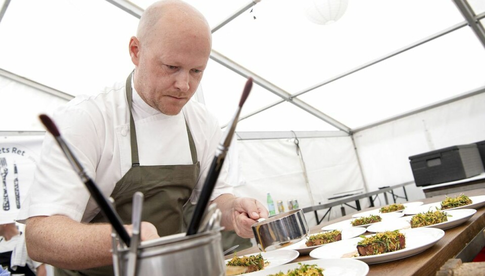 Kok Jakob Mielcke var dommer i 'MasterChef' for første gang i 2013. I år er han også en del af dommerpanelet sammen med kokkekollegerne Jesper Koch, Thomas Castberg og Dak Wichangoen. Kok Jakob Mielcke var dommer i 'MasterChef' for første gang i 2013. I år er han også en del af dommerpanelet sammen med kokkekollegerne Jesper Koch, Thomas Castberg og Dak Wichangoen.