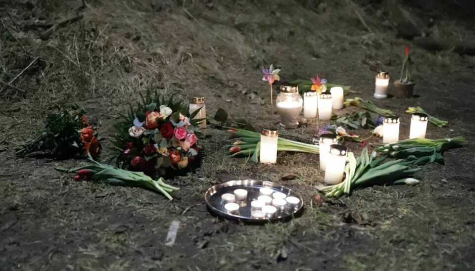 Flere borgere i Albertslund har mandag aften lagt blomster og tændt lys for at mindes den 10-årige elev, som har mistet livet.