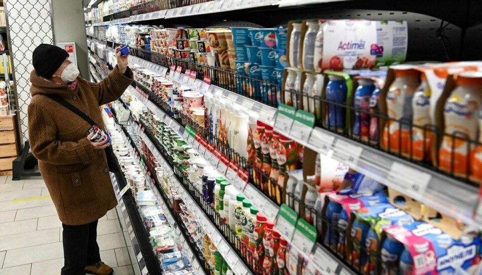 En person køber yoghurt i et supermarked i Moskva. De essentielle fødevarer, der sættes loft over, er for eksempel brød, ris, mel, æg, visse kødprodukter og mælkeprodukter. (Arkivfoto).