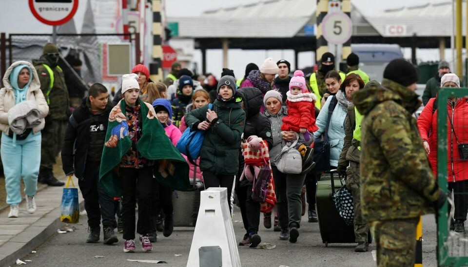 Ukrainere krydser lørdag grænsen ind i Polen ved grænseovergangen i byen Korczowa. USA's udenrigsminister, Antony Blinken, roser Polen for at tage imod hundredtusinder af ukrainere, og lover milliardhjælp fra USA. Blinken var selv ved grænsen lørdag, skriver nyhedsbureauet AFP.