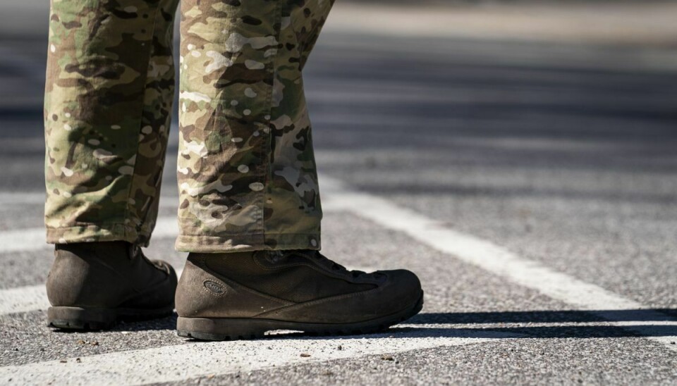 En 20-årig ansat i Forsvaret er sigtet for at have stjålet en håndgranat ved en øvelse. Det er uvist, hvilken stilling manden har haft i Forsvaret.