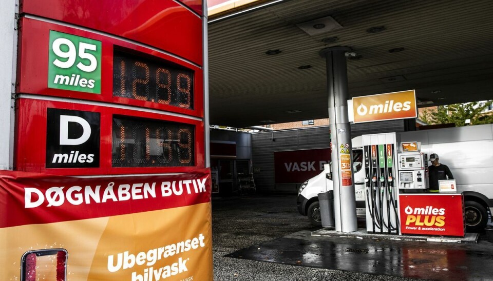 Benzinpriser går amok - hjælp på vej Circle K tankstation på Tuborgvej i København. Priserne er steget endnu mere nu, end i oktober, hvor billedet er taget.