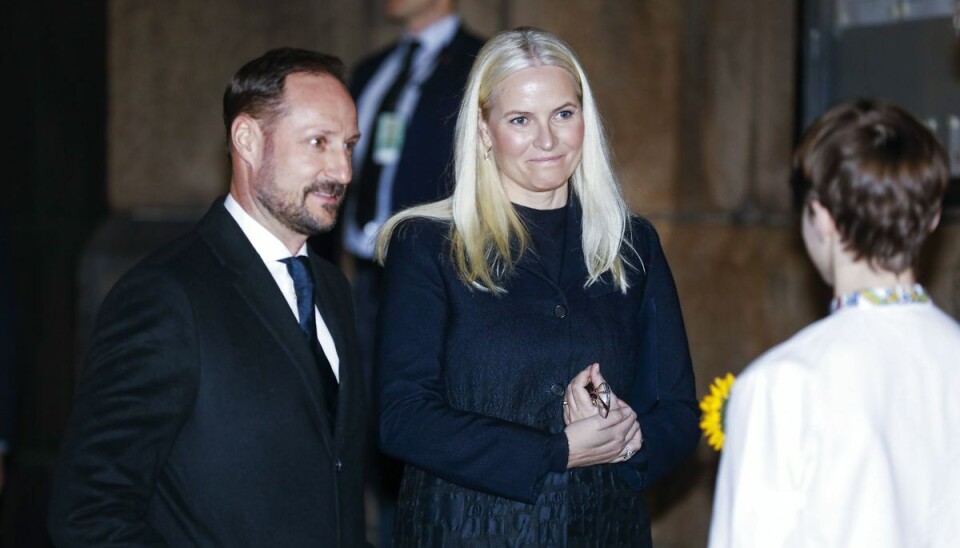 Kronprinsparret blive modtaget ved ankomsten til kirken. Kronprinsparret blive modtaget ved ankomsten til kirken.