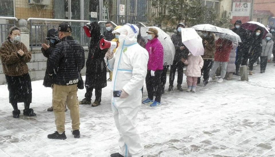 Lørdag stod indbyggere i byen Changchun i Jilin-provinsen i lange køer i snevejret for at blive testet for coronavirus.