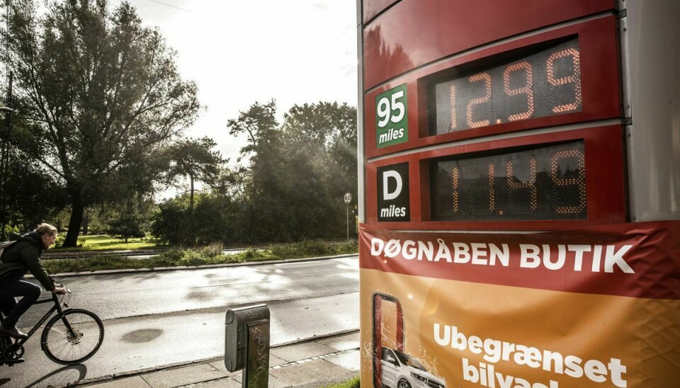 Dyrere benzin og diesel har det seneste års tid været med til at øge de danske forbrugerpriser. (Arkivfoto)