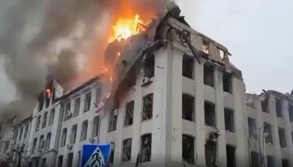 Taget styrter ned på politiets bygning i Kharkiv. Taget styrter ned på politiets bygning i Kharkiv.