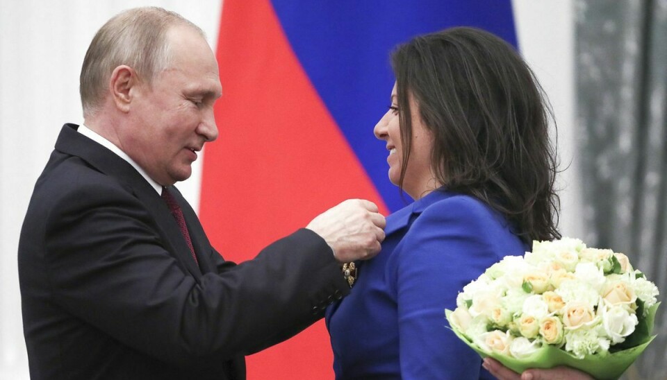 Ifølge EU er chefredaktør for RT Margarita Simonjan en central figur i den russiske propaganda. Her modtager hun en orden af præsident Vladimir Putin i 2019.