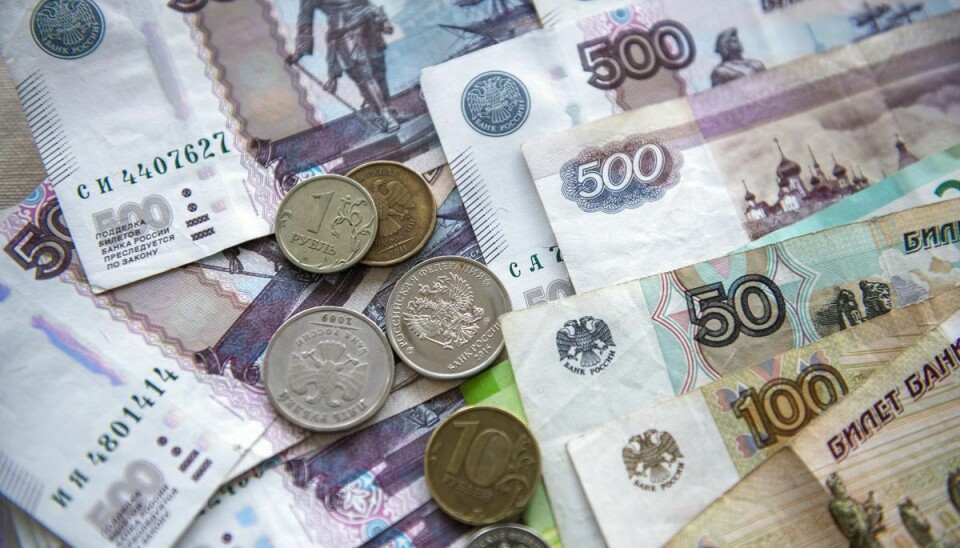 Den russiske rubel er mandag morgen styrtdykket i kurs.