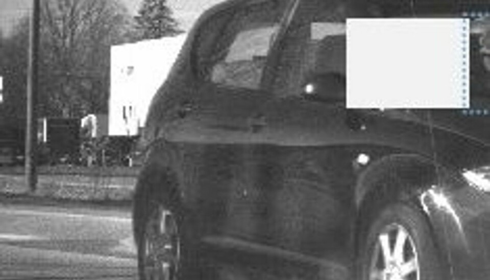 Politiet fandt fartsynderen, selvom han var kørende i en bil med afmeldte plader. Politiet fandt fartsynderen, selvom han var kørende i en bil med afmeldte plader.