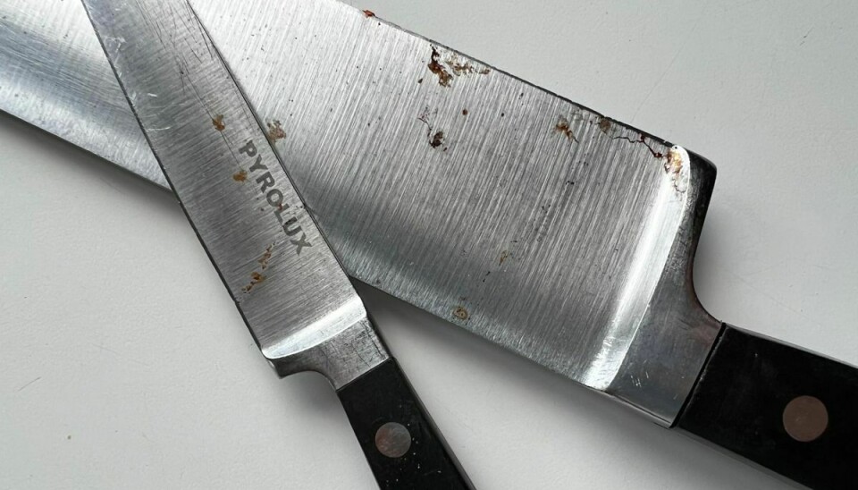 Flyverust ses oftest på knive, da de indeholer mindre krom end skeer og gafler