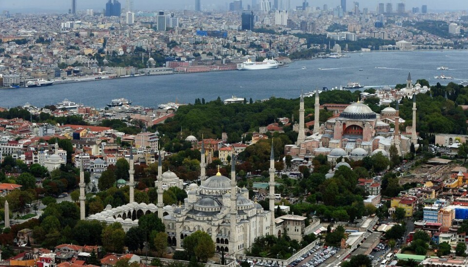 Den tyrkiske storby Istanbul, der deles af Bosporusstrædet. Vandvejen sikrer, at skibe kan nå fra Middelhavet til Sortehavet, hvor Rusland er i gang med en invasion i Ukraine. (Arkivfoto).