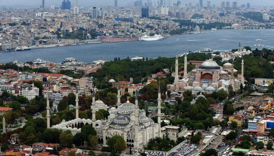 Den tyrkiske storby Istanbul, der deles af Bosporusstrædet. Vandvejen sikrer, at skibe kan nå fra Middelhavet til Sortehavet, hvor Rusland er i gang med en invasion i Ukraine. (Arkivfoto). Den tyrkiske storby Istanbul, der deles af Bosporusstrædet. Vandvejen sikrer, at skibe kan nå fra Middelhavet til Sortehavet, hvor Rusland er i gang med en invasion i Ukraine. (Arkivfoto).