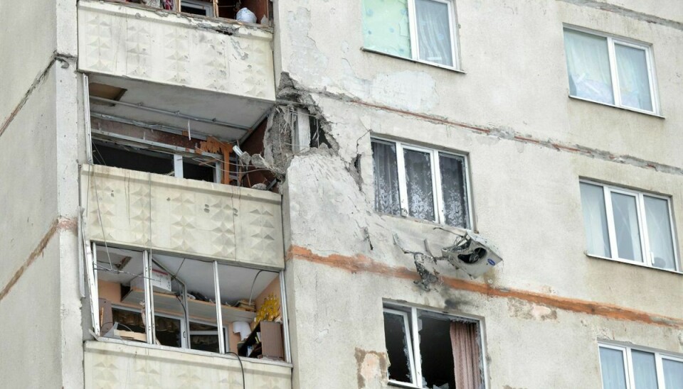 En beboelsesejendom i Kharkiv blev lørdag beskadiget under russisk beskydning.