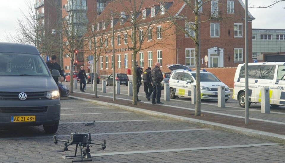 Løsladt efter politiaktion Den mand, der onsdag var årsag til det store politiopbud, har torsdag været i grundlovsforhør
