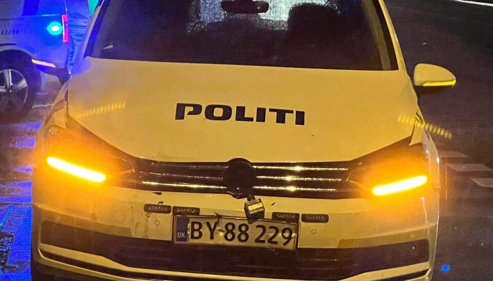 Politibilen slap ikke for skræmmer ved sammenstødet. Politibilen slap ikke for skræmmer ved sammenstødet.