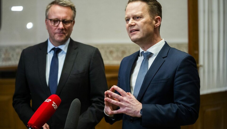 Ministrene Morten Bødskov (S) og Jeppe Kofod (S) har sammen med et flertal i Folketinget stemt for at benytte danske kampfly til at sikre luftrummet over Nato-lande. Ministrene Morten Bødskov (S) og Jeppe Kofod (S) har sammen med et flertal i Folketinget stemt for at benytte danske kampfly til at sikre luftrummet over Nato-lande.