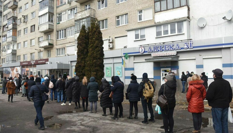 Folk står i kø for at hæve penge i byen Lviv i Ukraine.