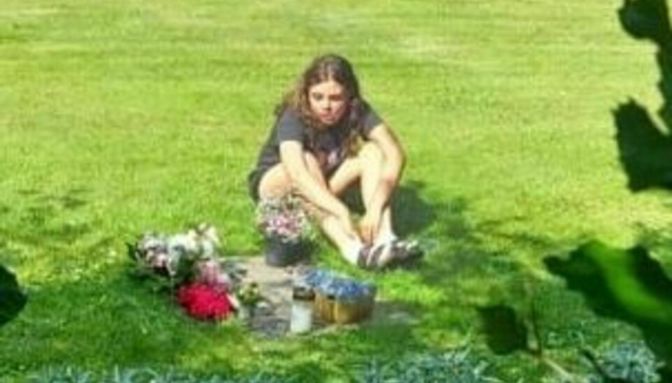Datteren besøger bedstefarens gravsted, når hun er ked af det.